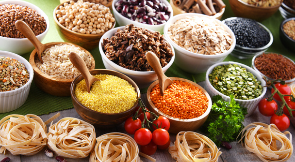 Composición con diferentes tipos de productos alimenticios secos. - Foto, imagen