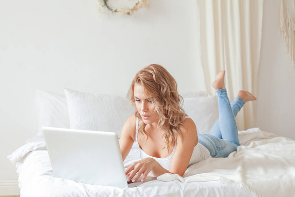 Woman working from home on her laptop - Foto, Imagen