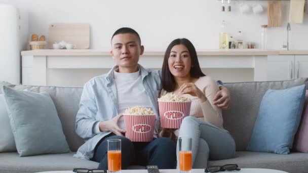 Chinês casal relógios filme na TV comer pipoca em casa - Filmagem, Vídeo