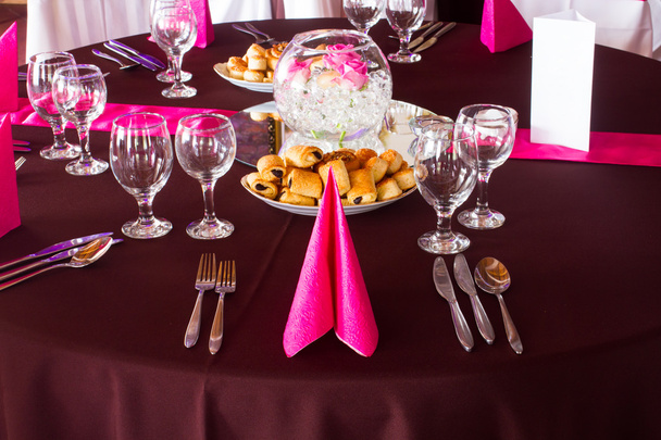 Mesa de casamento de luz rosa e roxa
 - Foto, Imagem