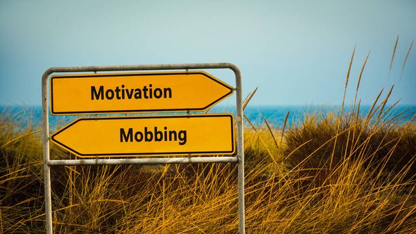 Señal callejera el camino hacia la motivación versus la movilización
 - Foto, Imagen