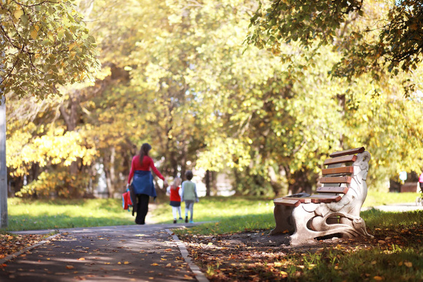 公園を散歩するためのブリーフケース付きの子供たち。学校の休みだ。子供たちの研究の始まり. - 写真・画像