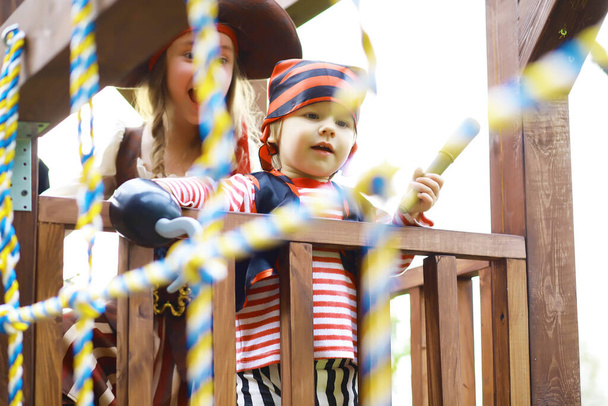 Детская вечеринка в пиратском стиле. Дети в пиратских костюмах играют на Хэллоуин. - Фото, изображение