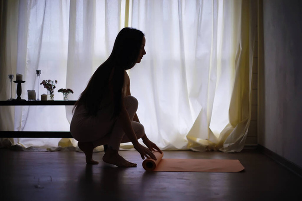 Krásná atletická dívka dělá jógu cvičení vychutnat meditaci doma. Žádný stres, zdravý zvyk, koncepce úlevy od úzkosti. Lotus. - Fotografie, Obrázek