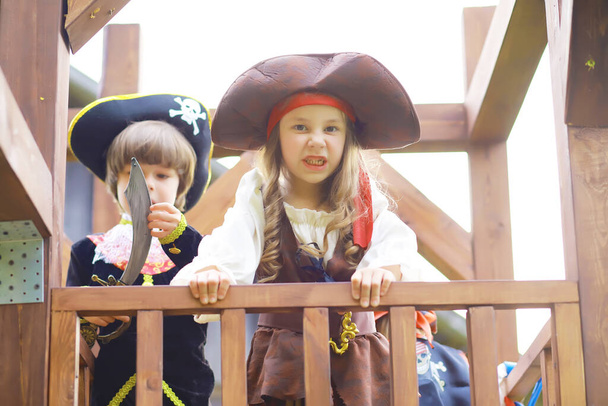 Lasten juhlat merirosvotyyliin. Lapset merirosvoasussa leikkivät Halloweenina.. - Valokuva, kuva