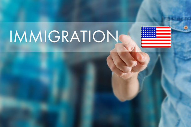 Konzept der Einwanderung in die USA mit virtuellem Knopfdruck - Foto, Bild