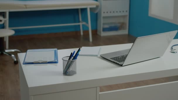A modern íróasztal bezárása az üres orvosi rendelőben - Felvétel, videó