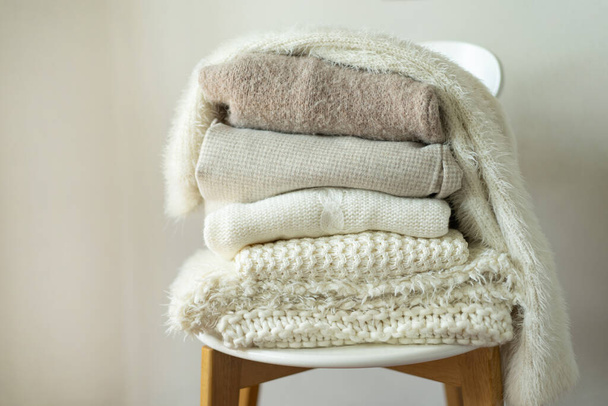Pile de pulls tricotés. Fond chaud, tricot, espace pour le texte. Concept automne hiver. Fond avec des pulls - Photo, image