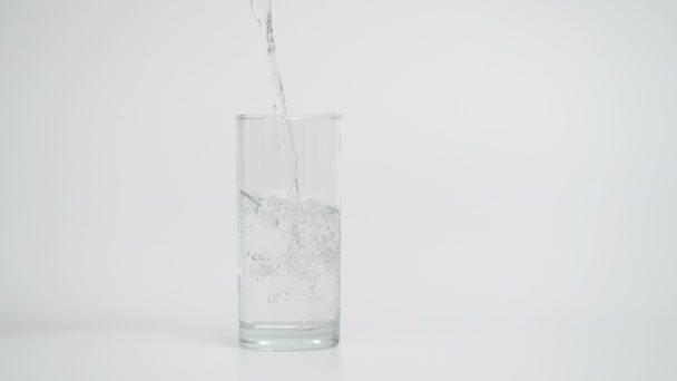Langzame beweging van stromend water in glas met ijs, 1000 fps - Video