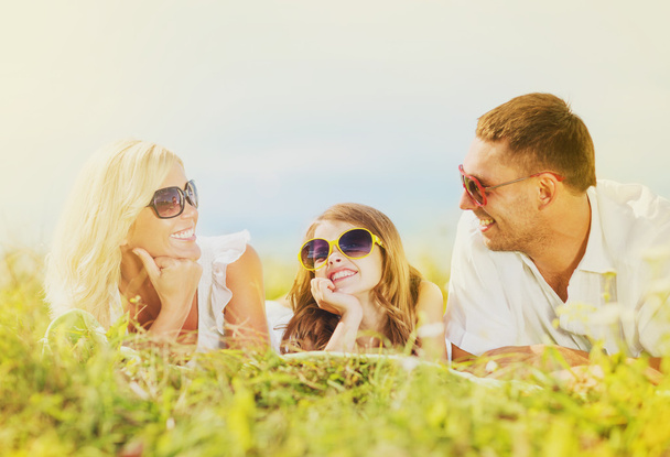 glückliche Familie mit blauem Himmel und grünem Gras - Foto, Bild