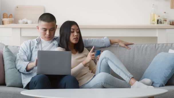 Χαρούμενο Ασιατικό ζευγάρι χρησιμοποιώντας Laptop Shopping Online Shaking Fists Indoor - Πλάνα, βίντεο