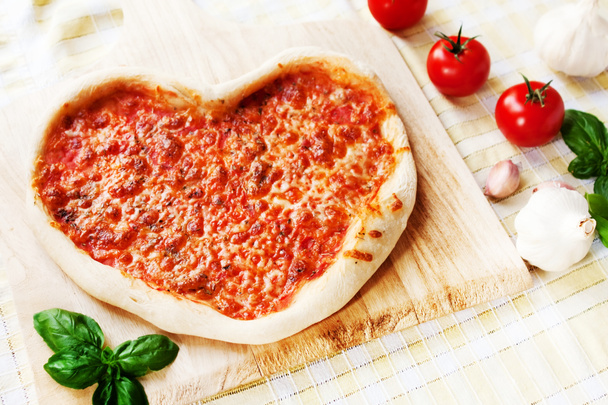 herzförmige Margherita-Pizza - Foto, Bild