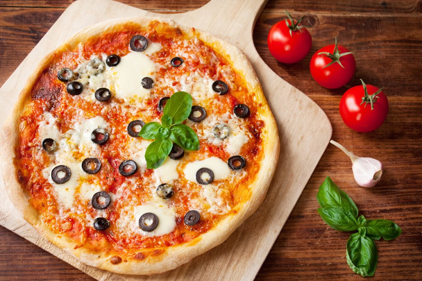 Pizza caseira fresca Margherita com azeitonas
 - Foto, Imagem