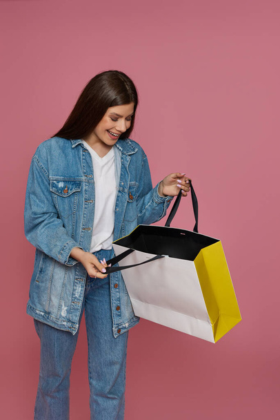 beautiful woman holding shopping bags with purchases - Foto, imagen