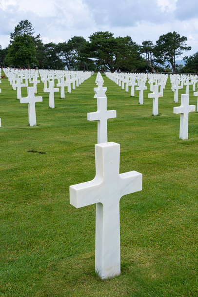 Colleville-Sur-Mer, Γαλλία - 08 03 2021: Normandy American Cemetery and Memorial και οι λευκοί σταυροί - Φωτογραφία, εικόνα