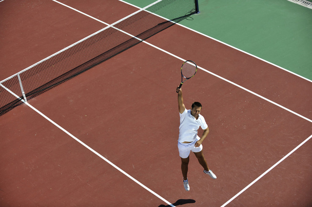 Ο νεαρός παίζει τένις. - Φωτογραφία, εικόνα