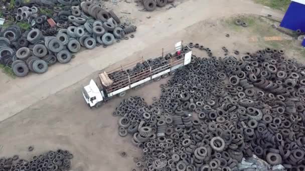Há muitos pneus descartados para reciclagem de borracha no depósito de rodas. Drone. - Filmagem, Vídeo