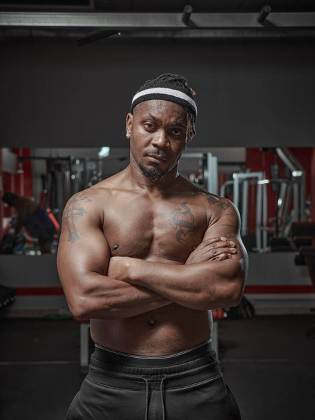 Handsome muscular athletic african american man with naked torso posing on training in gym - Foto, Imagem