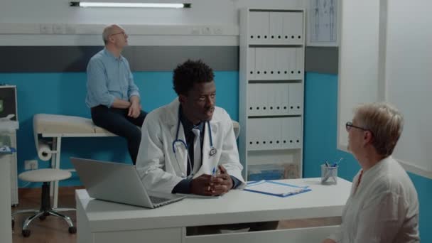 Medico di etnia afro-americana facendo esame - Filmati, video