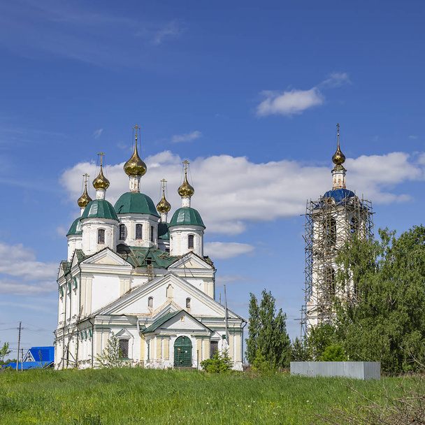 venkovský pravoslavný kostel, kostel v obci Pruzhinino, Kostroma region, Rusko, postavený v roce 1804. - Fotografie, Obrázek