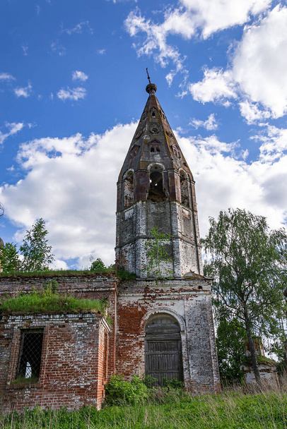 Das Innere einer verlassenen Kirche, Dorf Ostrov, Provinz Kostroma, Russland. Das Baujahr ist 1782. Derzeit ist der Tempel verlassen. - Foto, Bild