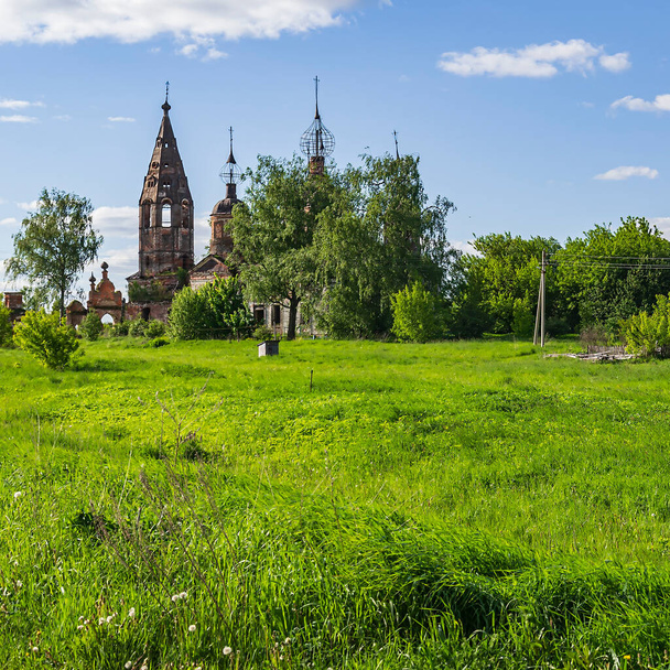 Manzara, terk edilmiş eski bir Ortodoks kilisesi, Ostrov köyü, Kostroma, Rusya. İnşaat yılı 1782. Şu anda tapınak terk edilmiş durumda.. - Fotoğraf, Görsel