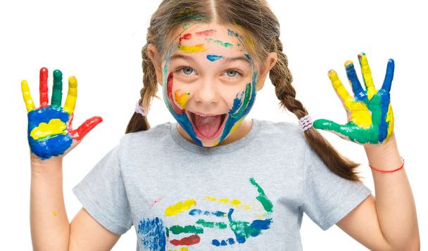 Porträt eines süßen Mädchens, das mit Farben spielt - Foto, Bild