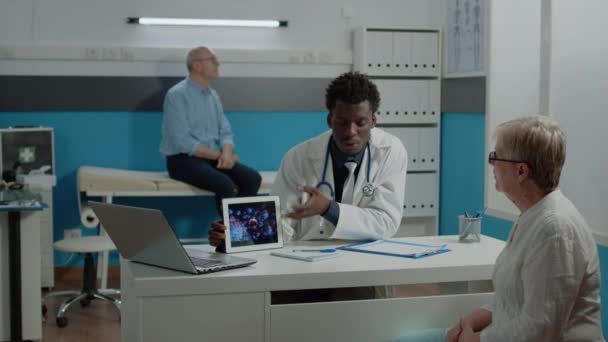 Медичний фахівець, що тримає сучасний планшет з анімацією вірусів
 - Кадри, відео