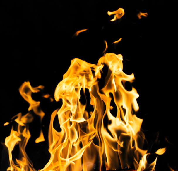 пожар на черном фоне - Фото, изображение