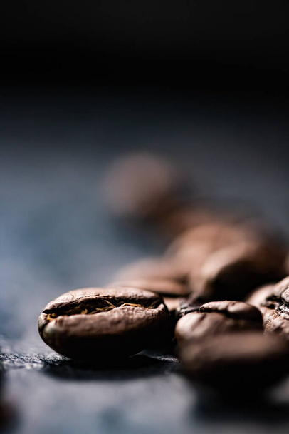 Fond de grains de café, grain signature torréfié avec une saveur riche, meilleure boisson du matin et mélange de luxe - Photo, image