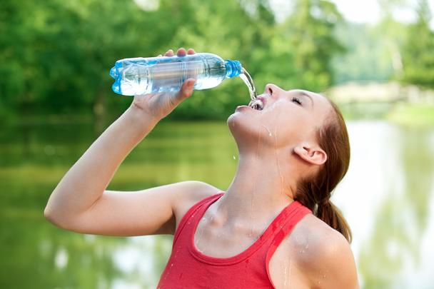 Giovane donna beve un'acqua
 - Foto, immagini