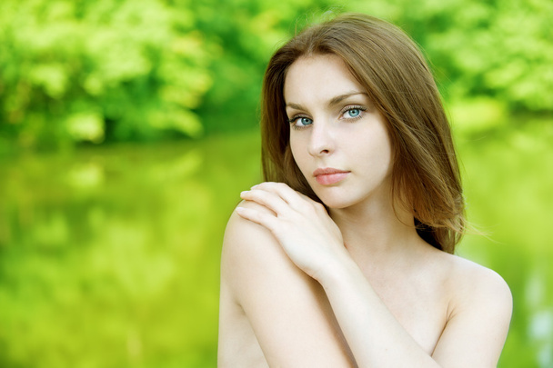πορτρέτο όμορφη νεαρή γυναίκα σε πράσινο φόντο - Φωτογραφία, εικόνα