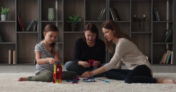 Smiling little girl playing with mum and granny at home. - Séquence, vidéo