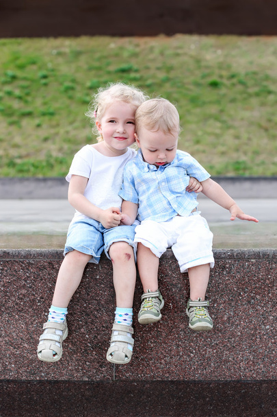 hermano pequeño y hermana sentados
 - Foto, Imagen