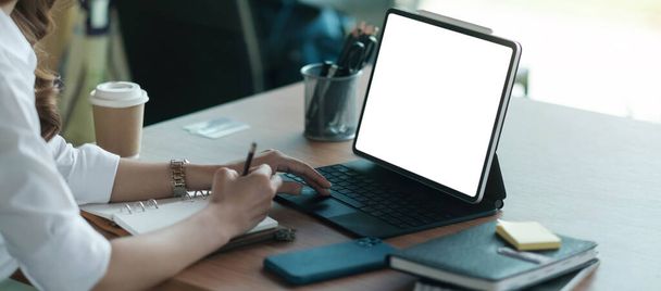 Lähikuva käsi liiketoiminnan nainen kirjoittamalla näppäimistö digitaalinen tabletti kannettavan tietokoneen laskenta - Valokuva, kuva