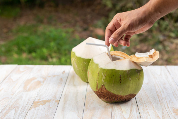 Coco fresco em uma mesa de madeira com fundo natural - Foto, Imagem