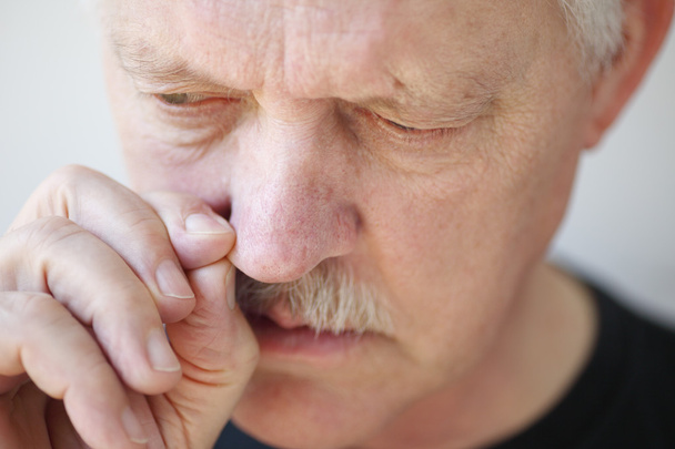 Homem com nariz abafado puxa uma narina
 - Foto, Imagem