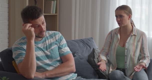 自宅で夫婦を喧嘩。関係の問題 - 映像、動画