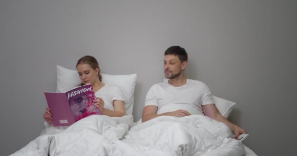 Hombre coquetea con su esposa en la cama, ella está enojada, se niega a tener relaciones sexuales y se va a dormir - Imágenes, Vídeo