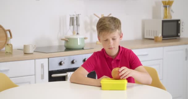 Lindo niño almorzando en casa - Imágenes, Vídeo