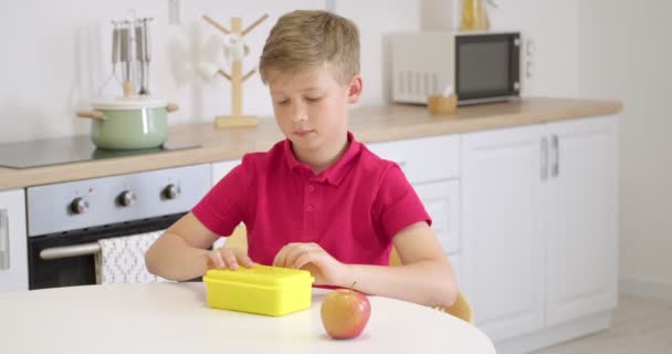 Displeased little boy having lunch at home - Footage, Video