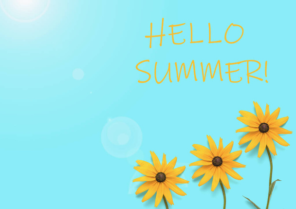 Jasně žlutá ponožka na dvou barvách a nápis "ahoj léto na slunci". Koncept letního setkání. - Fotografie, Obrázek