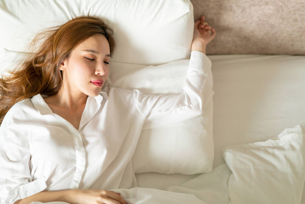 portrait beautiful Asian woman sleeping on bed with white pillow - Фото, зображення