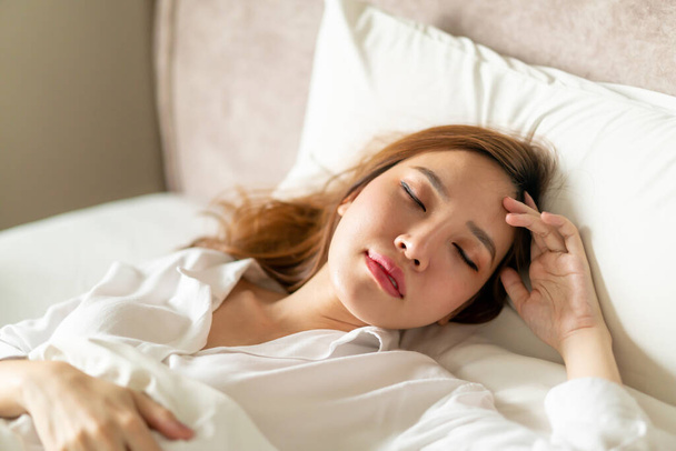 portrait beautiful Asian woman sleeping on bed with white pillow - Foto, Imagem