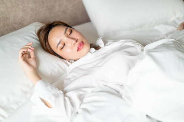 portrait beautiful Asian woman sleeping on bed with white pillow - Zdjęcie, obraz