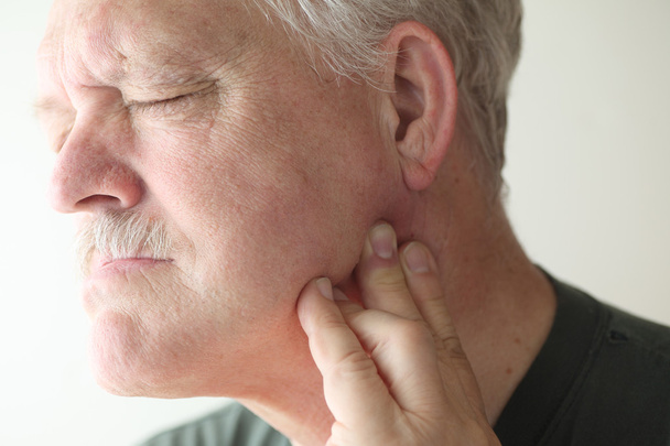Hombre mayor con mandíbula dolorosa
 - Foto, Imagen