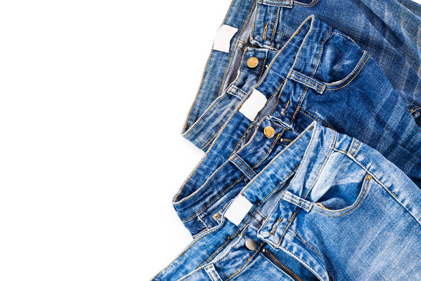 jeans azules de moda moderna aislados sobre un fondo blanco con espacio para copiar - vista superior - Foto, imagen