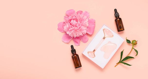 Flacons d'huile essentielle cosmétique propre serviette douce rose quartz rouleau masseur facial pierre Gua-sha pour massage beauté du visage - Photo, image