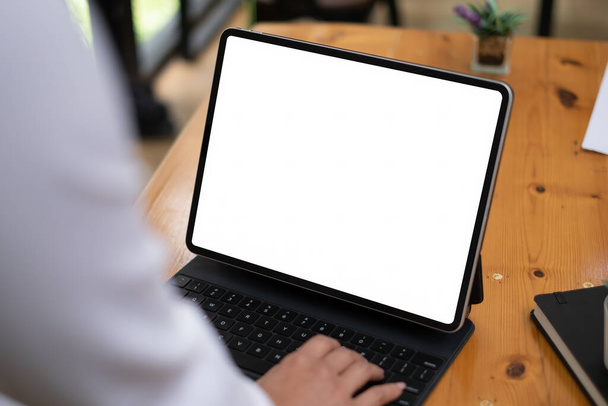 Επιχειρηματίας κρατώντας ψηφιακό tablet. Λευκή οθόνη για τη διαφήμισή σας. - Φωτογραφία, εικόνα