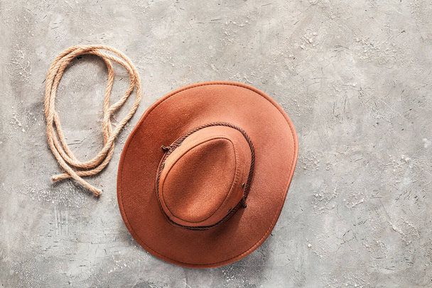 Cowboy hat and lasso on grunge background - Photo, Image